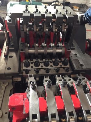 Blindniet-kalte Vortriebsmaschine, das Niet, das Maschine für Edelstahl-Blindniet-Produktion herstellt, 5 sterben 5 Schlag Art